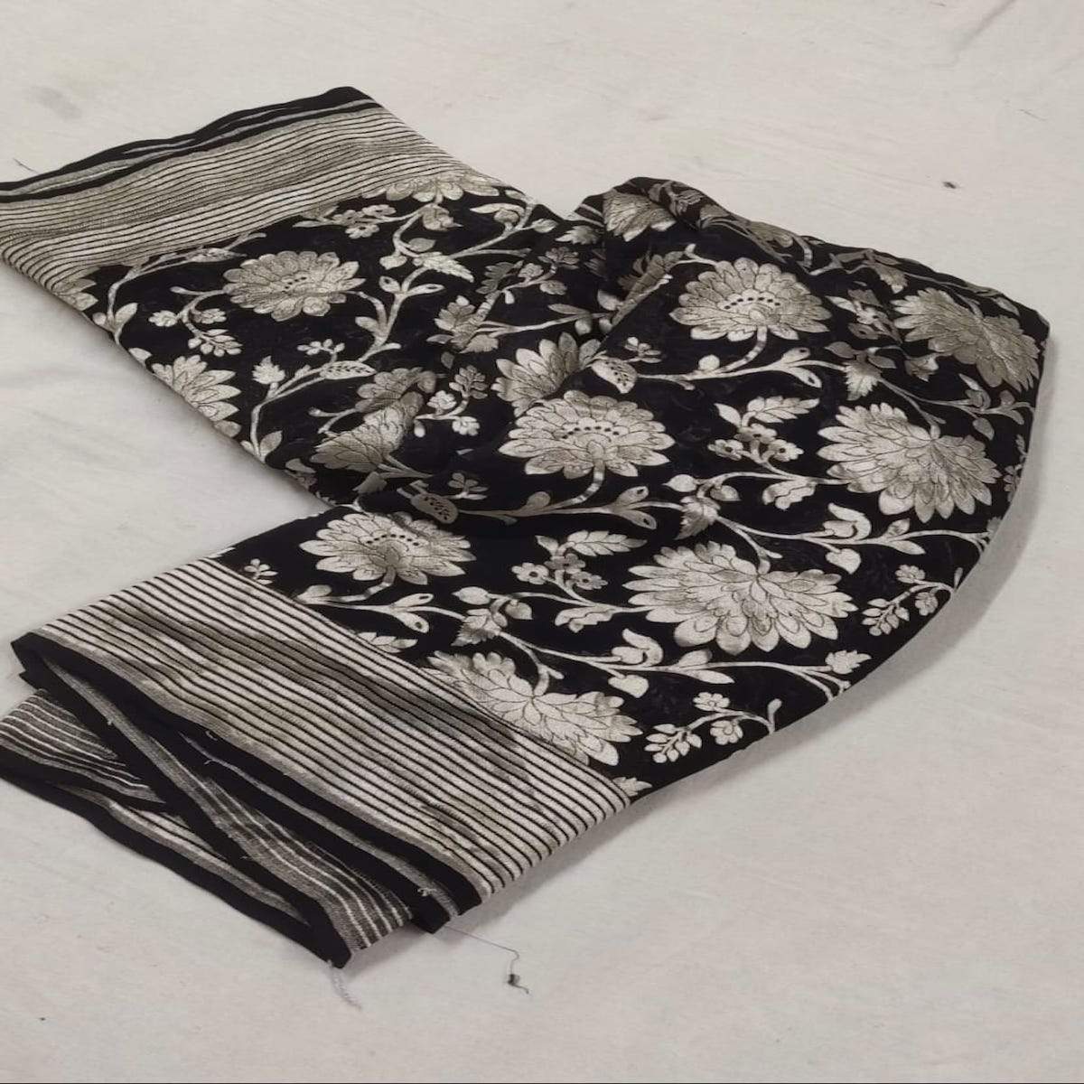 Black Banarasi Saree With Flower Jaal - jhakhas.com