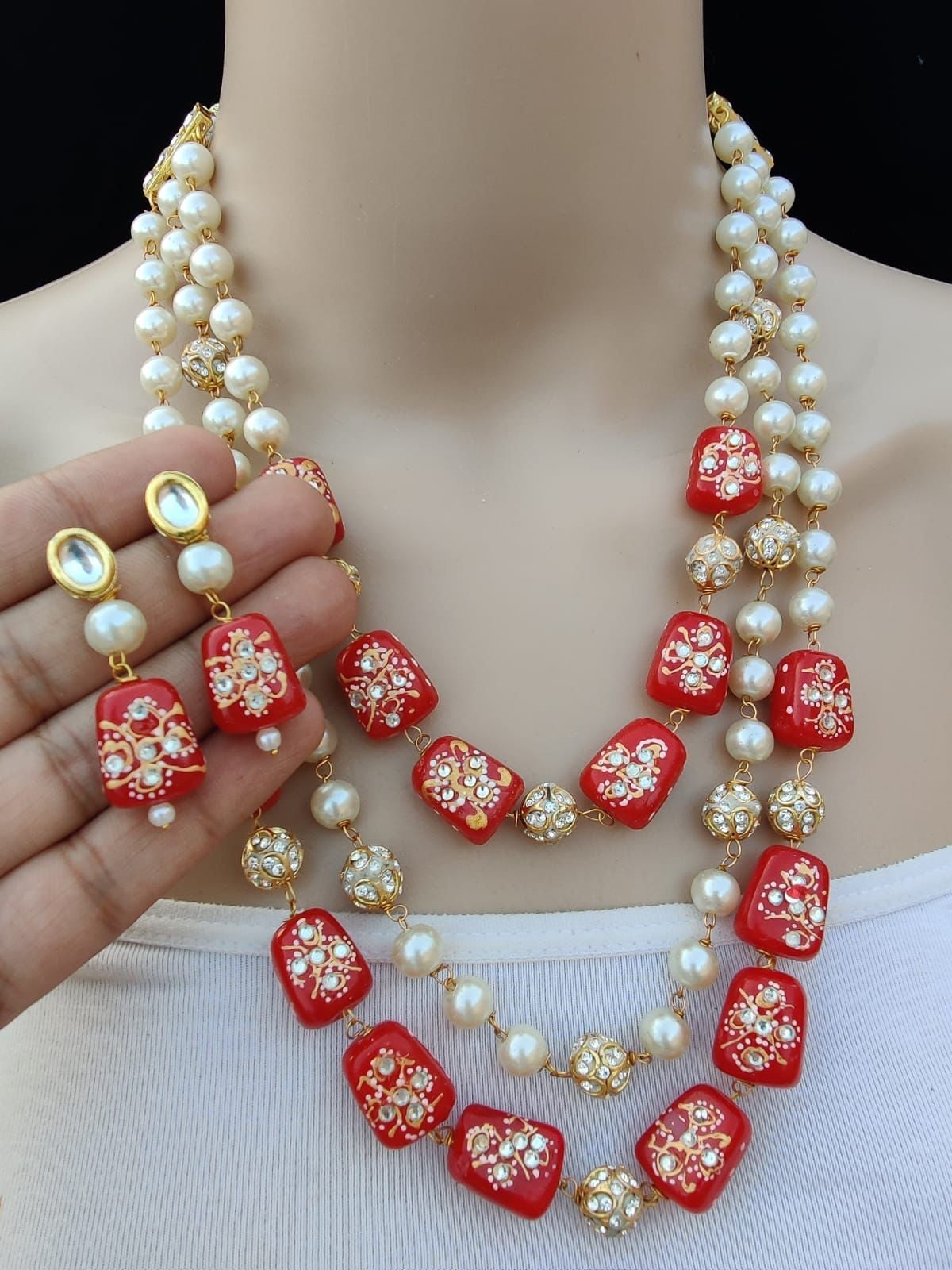 pearl necklace set in red