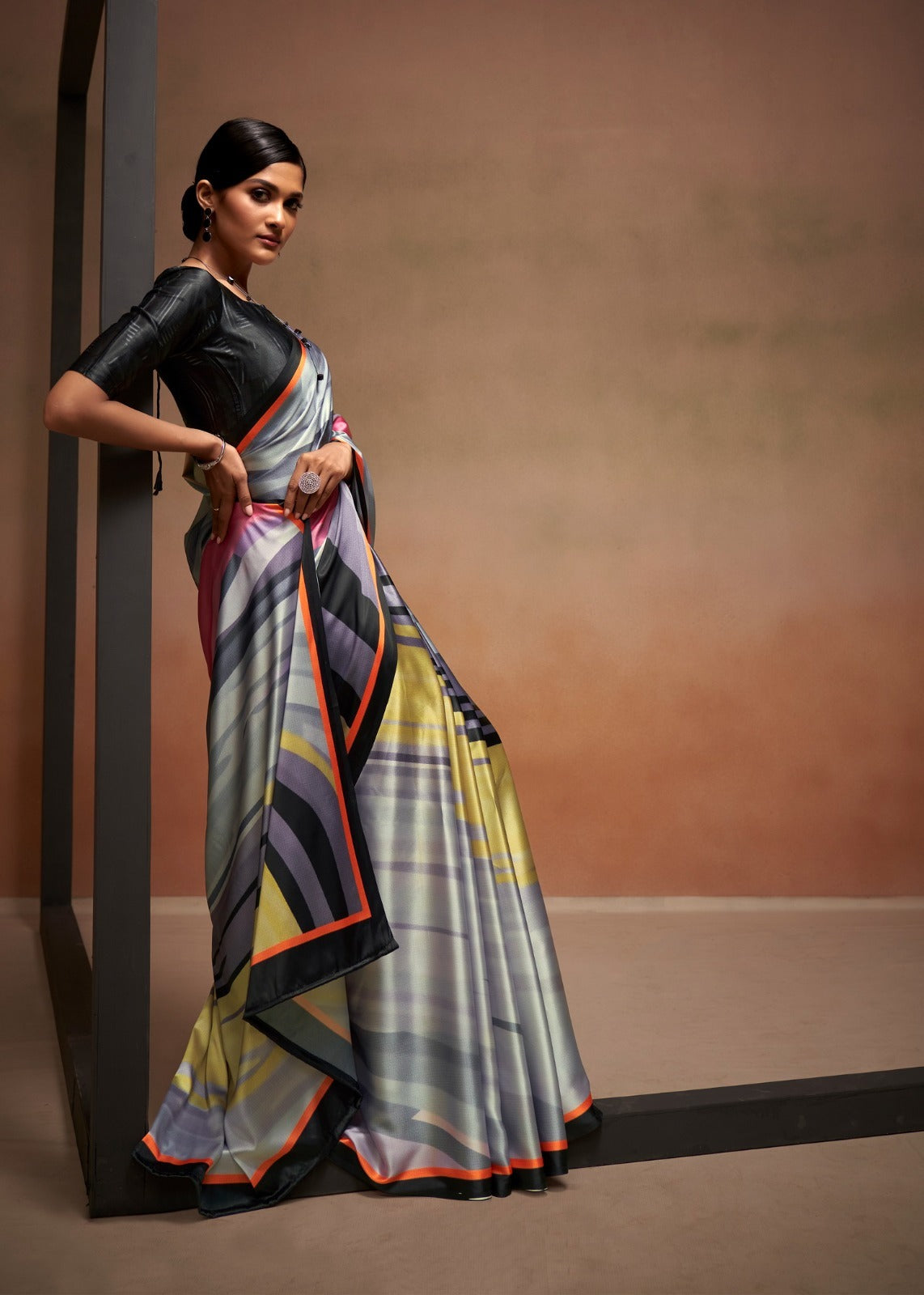 Women Plain Weave Organza Floral Pattern Digital Print Border Design Saree  with Blouse Piece – Mirchi Fashion