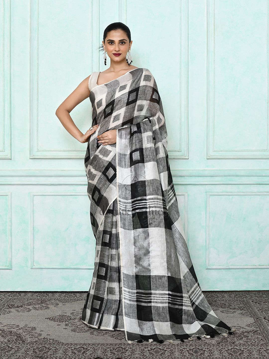 Jamdani Woven Black & White linen  saree