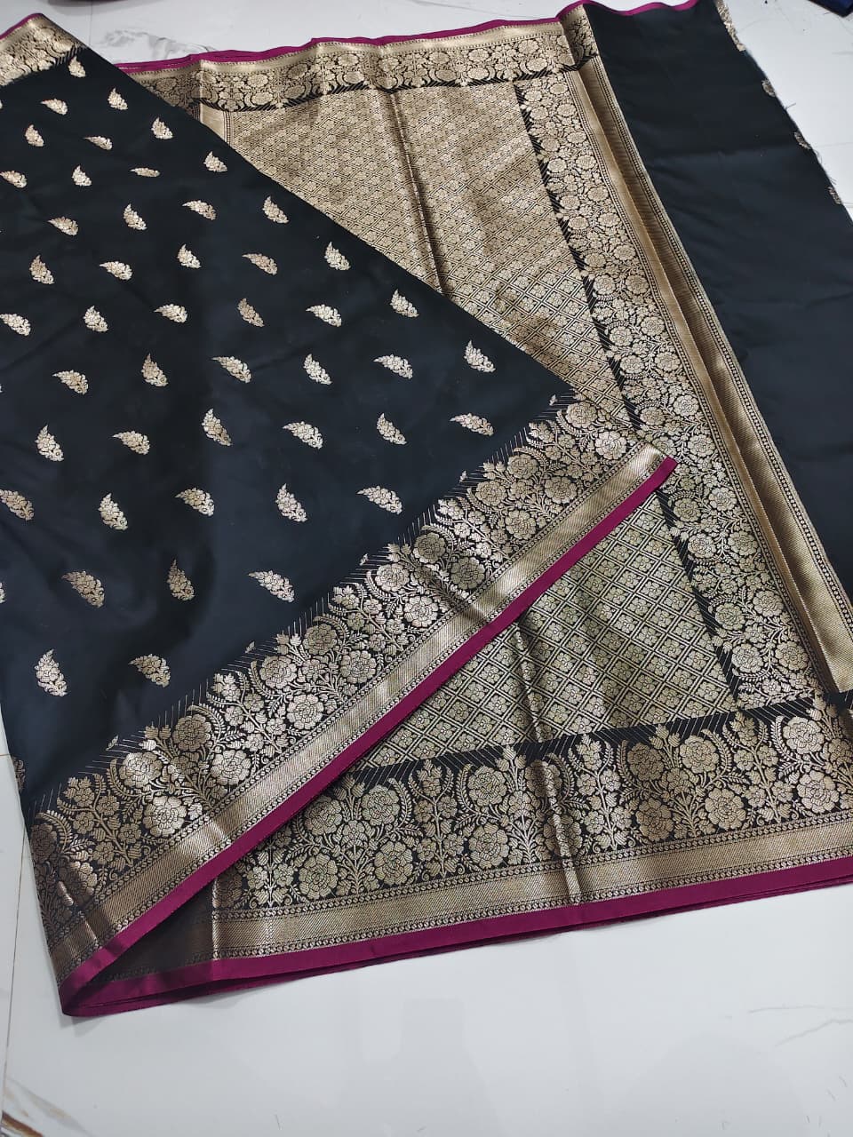 Banarasi Handloom Semi Kathan  Saree In Black