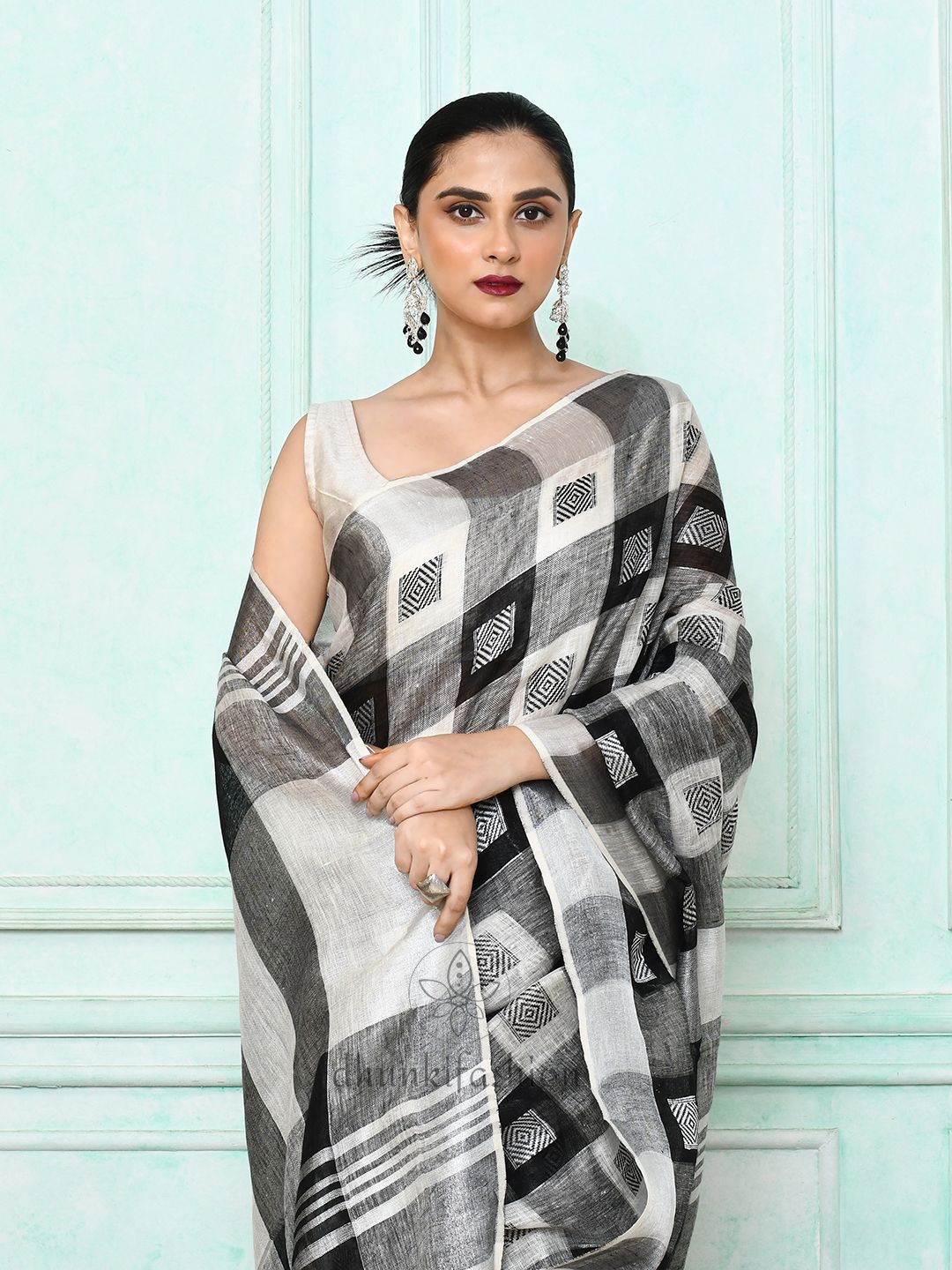 Jamdani Woven Black & White linen  saree