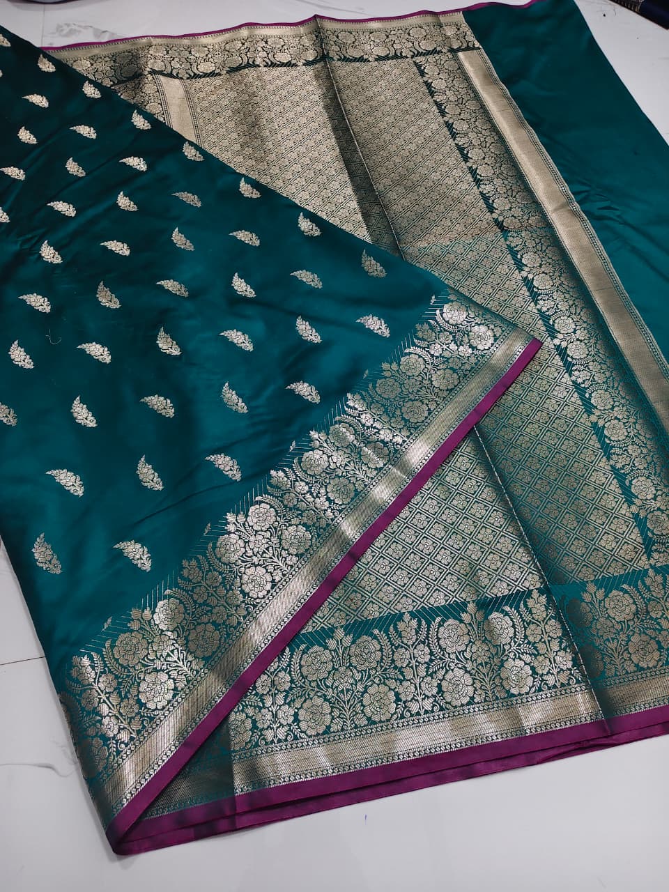 Banarasi Handloom Semi Kathan  Saree In Rama Green